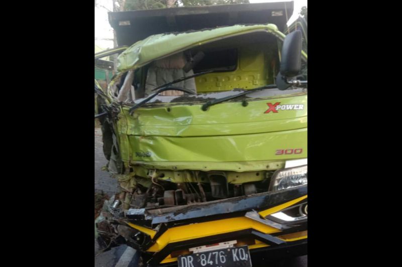 Dua truk adu jangkrik di Jalan Raya Batukliang