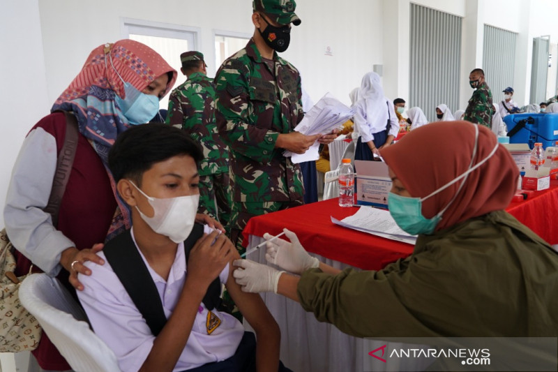 Kodam Siliwangi vaksinasi COVID-19 kalangan pelajar di Garut