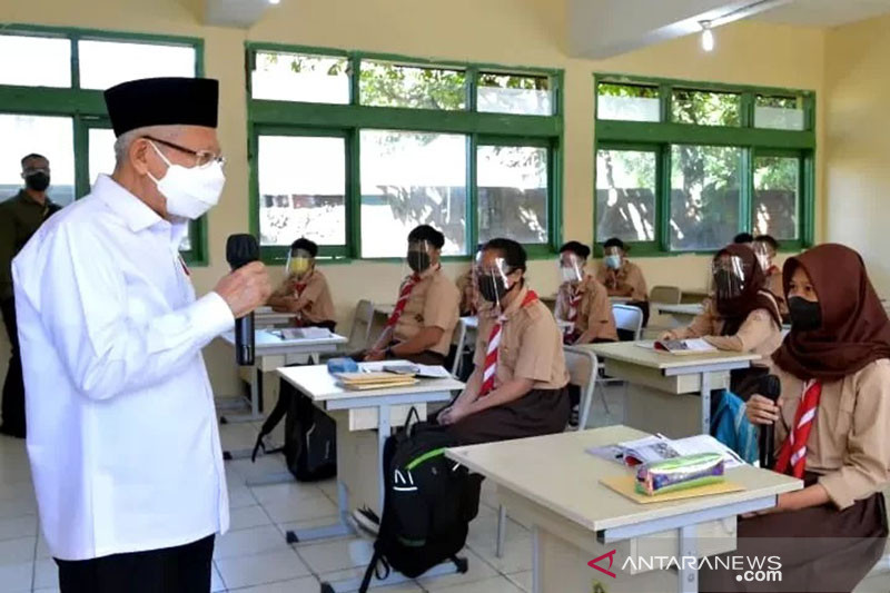 Wapres Ma'ruf Amin tinjau PTM terbatas dan vaksinasi di Banten