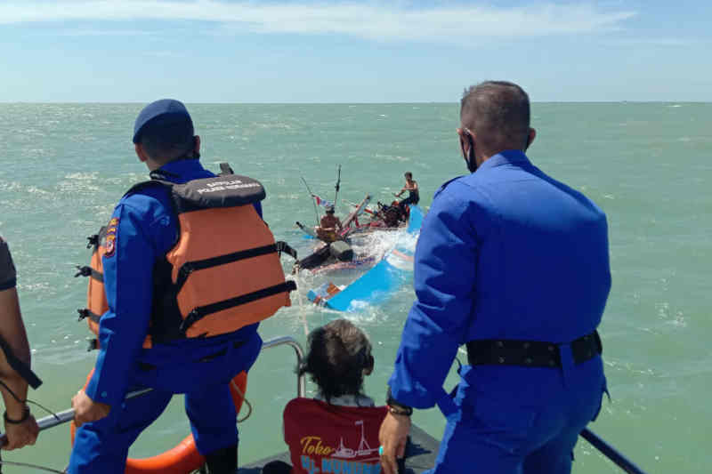 Polisi evakuasi enam ABK yang selamat setelah kapal tenggelam