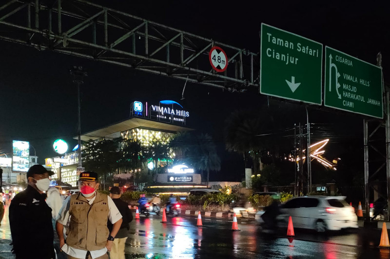 Petugas putarbalikkan sekitar 600 kendaraan saat akan masuk akses ke Puncak