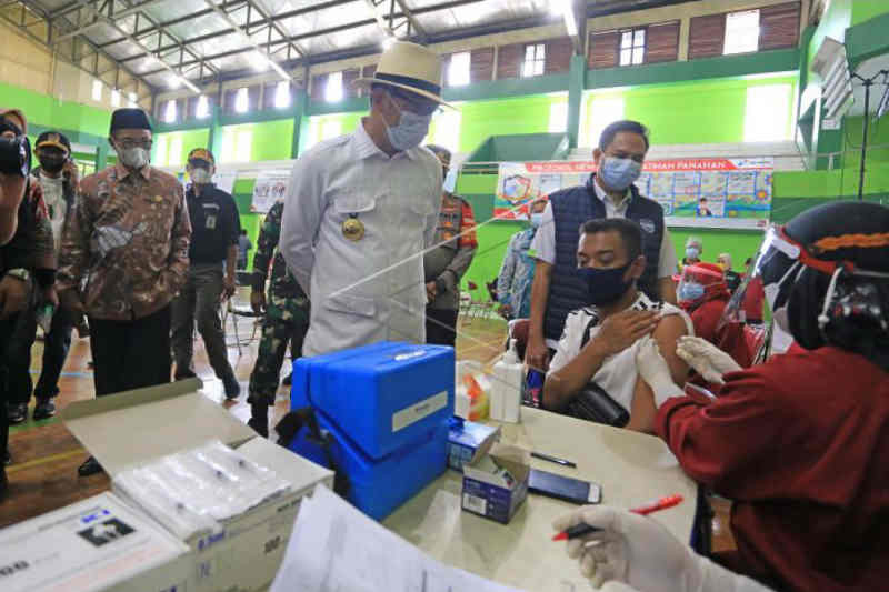 Pemprov Jabar bagikan laptop dukung UMKM desa di Indramayu