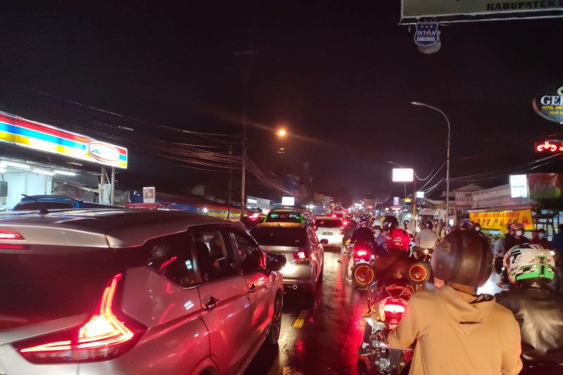 Jalur Puncak Bogor macet Sabtu malam