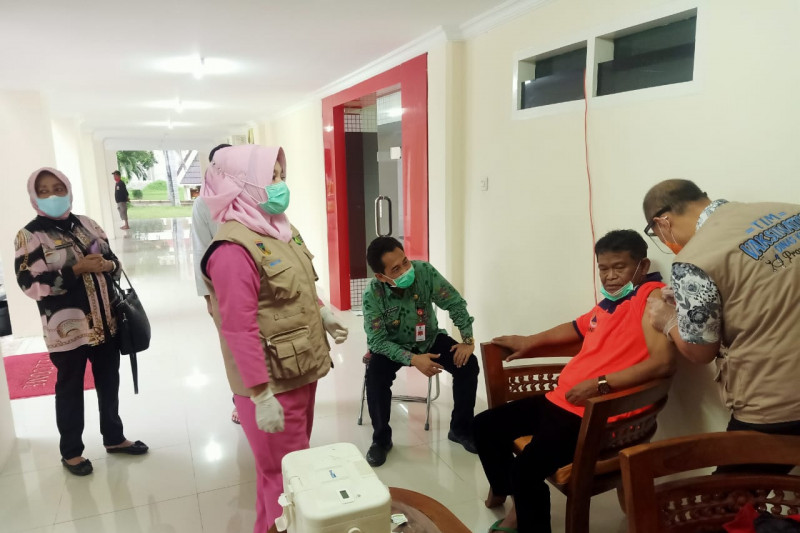 Gubernur Sulteng minta bupati/wali kota optimalkan vaksinasi