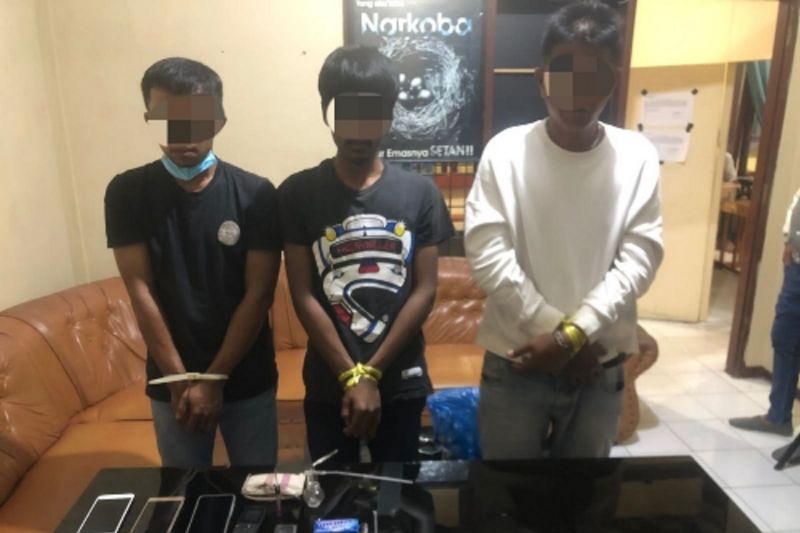 Miliki sabu, lima orang warga diciduk polisi di Baso