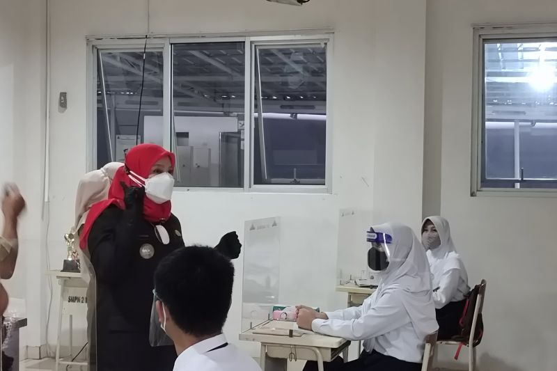 Wali Kota Bandarlampung tinjau uji coba PTM terbatas
