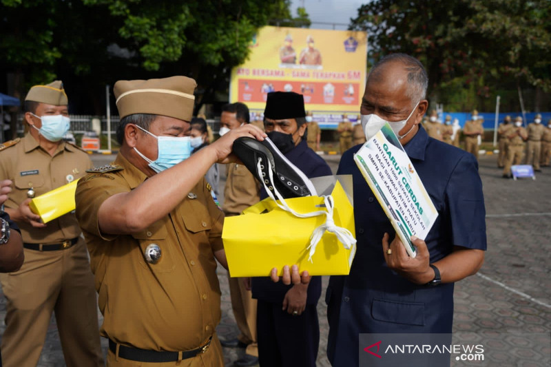 1.000 anak yatim pelajar SMP di Garut terima bantuan sepatu