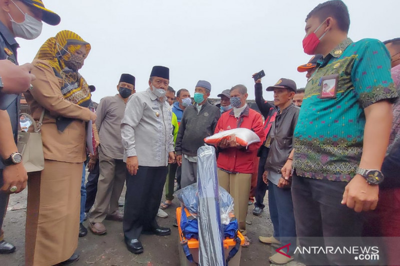 Untuk korban kebakaran Pasar Baso, Bupati Agam salurkan bantu ini