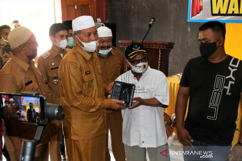 Nelayan Air Bangis terima bantuan ini, yang disalurkan Pemkab Pasaman Barat