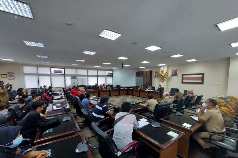 Belum dapat gaji sejak April 2020, puluhan karyawan Hotel Basko mengadu ke DPRD Sumbar