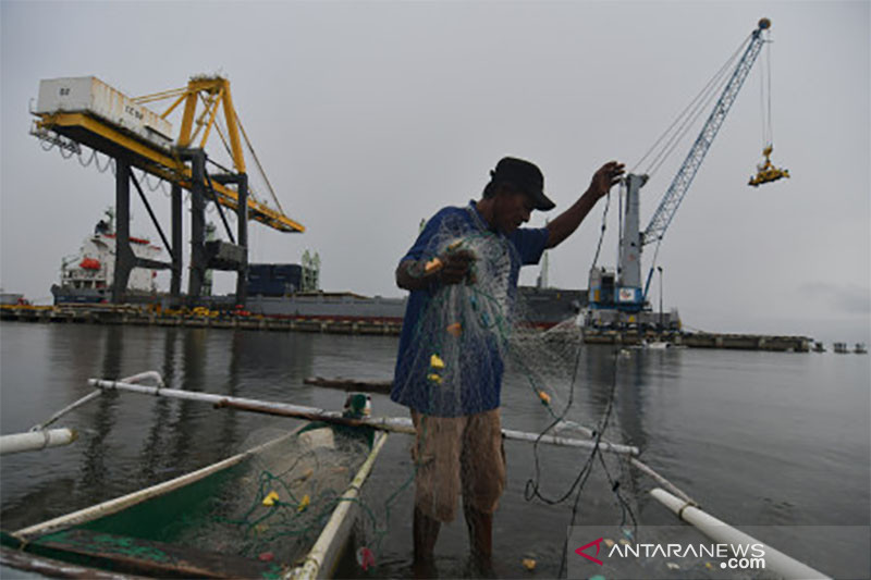 Aktivitas Bongkar Muat di Pelabuhan Pantoloa