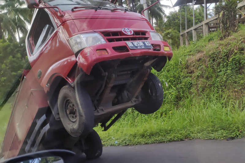 Truk tak mampu menanjak di Jalan Koka-Kembes