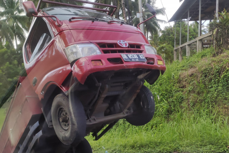 Truk tak mampu menanjak di Jalan Koka-Kembes