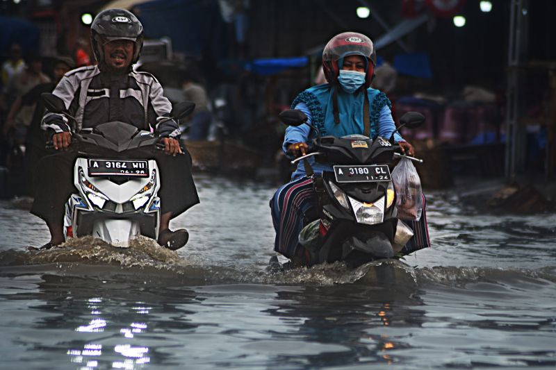 Hujan sedang hingga lebat diprakirakan terjadi di sebagian besar provinsi