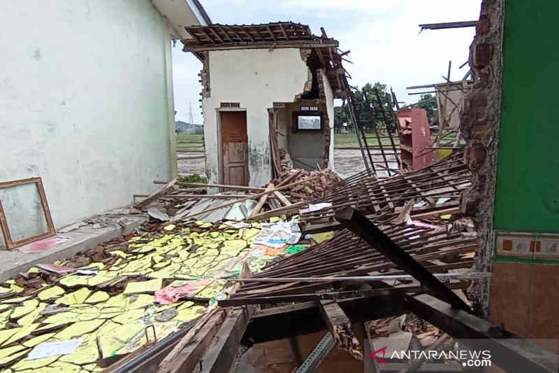 Ruang kelas di SDN 2 Cangkoak Cirebon ambruk, ini penyebabnya