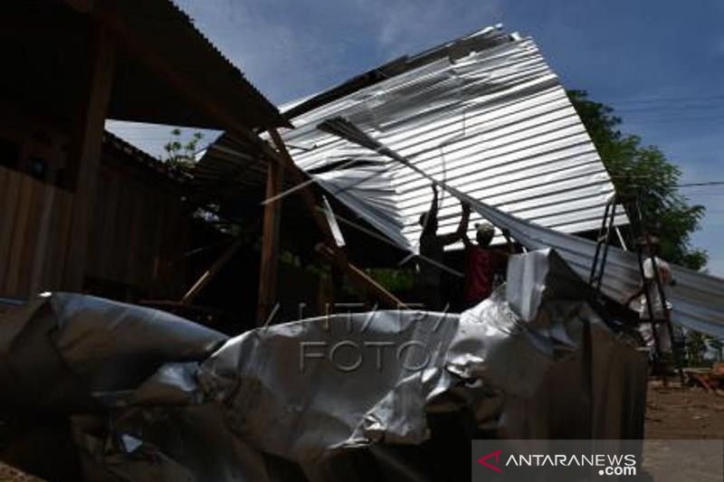 Rumah Ambruk Akibat Puting Beliung