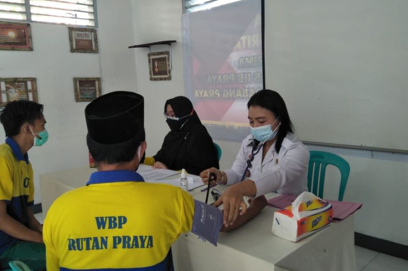 Ratusan tahanan dan narapidana di Rutan Kelas IIB Praya disuntik vaksin COVID-19
