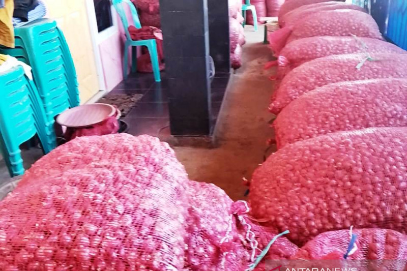 Belasan ton bawang merah tujuan Papua menumpuk di Semau