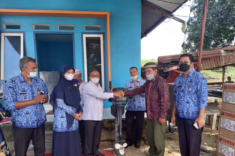 Legislator DPRD Sumbar ini, salurkan tujuh mesin tempel perahu untuk nelayan di Padang