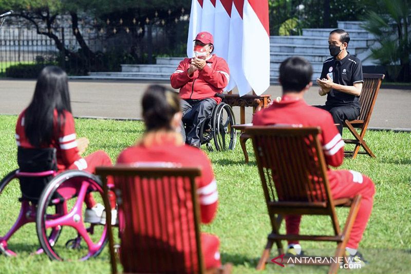 Presiden Jokowi  bertukar kenang-kenangan dengan Leani Ratri Oktila
