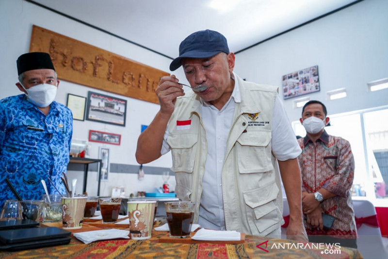 Menkop lepas ekspor perdana biji kopi hasil koperasi di Subang ke Arab Saudi