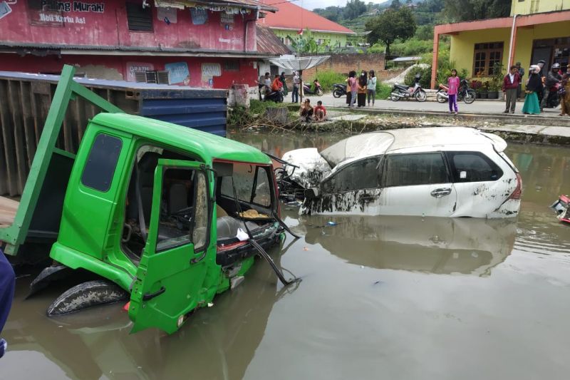 Kecelakaan beruntun di Jalan Lintas Bukittinggi-Padang sejumlah kendaraan masuk sawah dan kolam