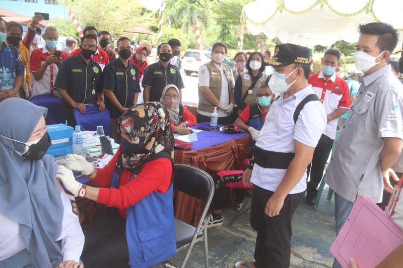 Gubernur Kalteng tinjau vaksinasi pelajar di Barito Utara