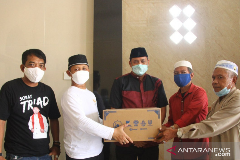 Masjid Al Hikmah Bekasi dapat bantuan paket kebersihan