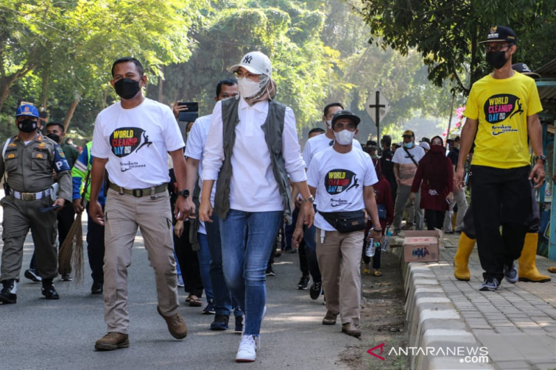 Bupati Purwakarta ajak masyarakat lakukan pemilahan sampah pada Hari Bersih-bersih Dunia