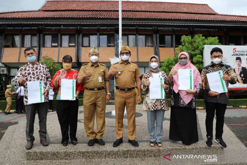 Pelaku UMKM di Garut terima sertifikat halal gratis