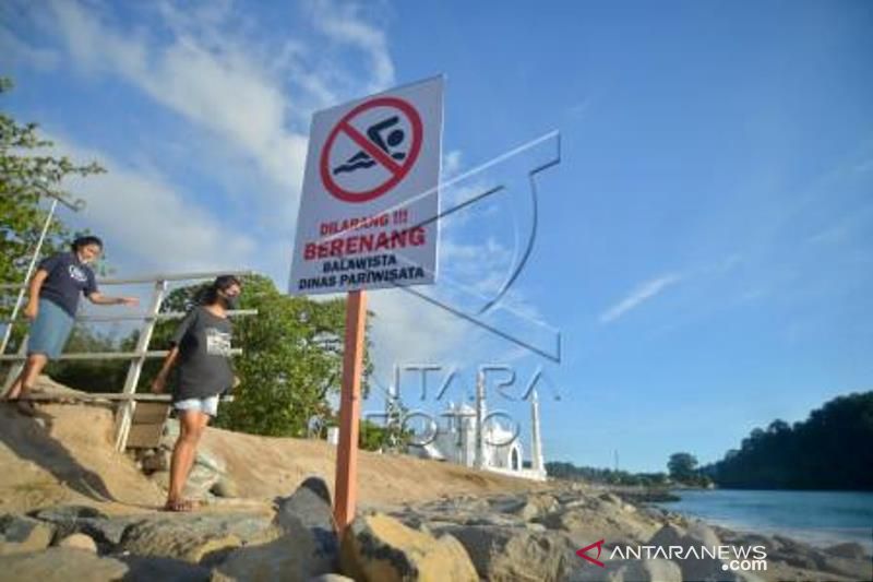 Larangan Berenang Di Pantai Padang