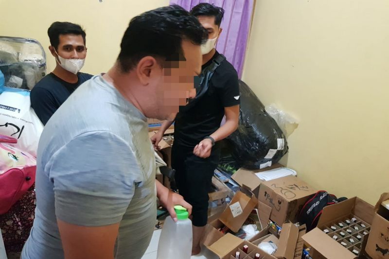 Jual minuman beralkohol ilegal secara daring, RD ditangkap polisi