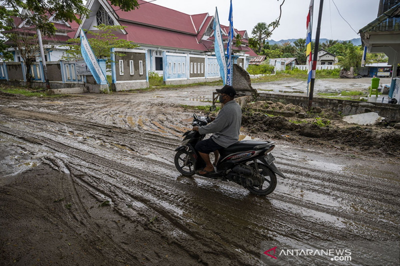 Jalan Terminal Angkutan Darat Bulili Digenangi Lumpur 