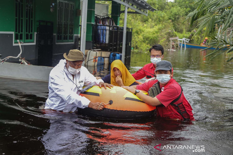 Evakuasi Warga Terdampak Banjir luapan Sungai Di Palangkaraya