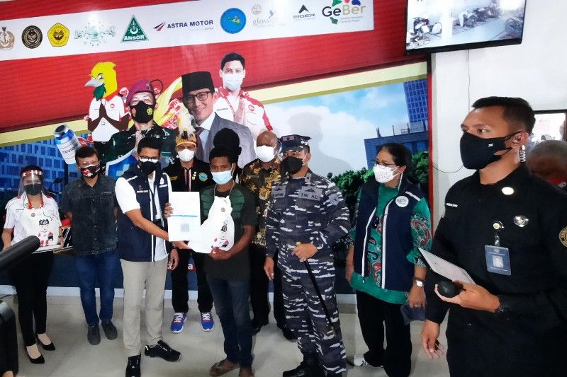 Astra Motor Papua bagi 150 paket bahan pokok untuk warga yang divaksin