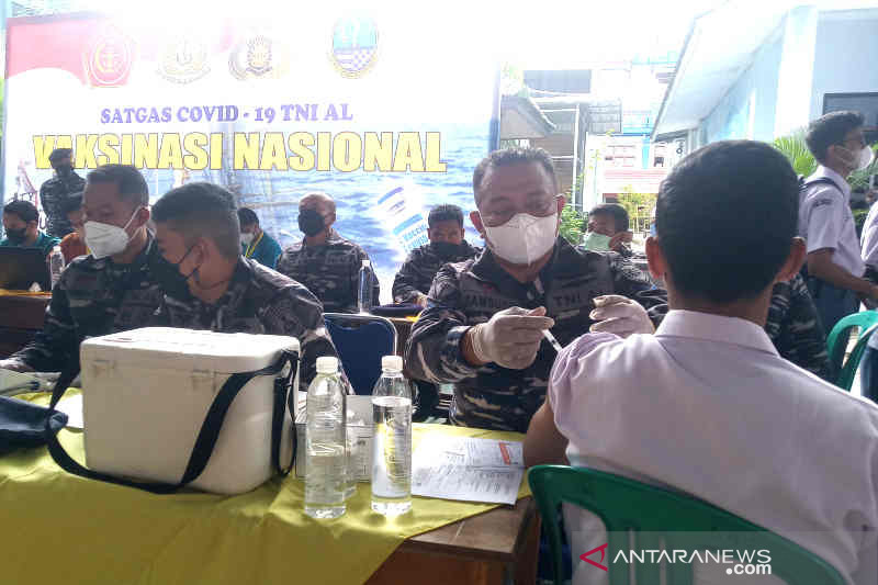 Lantamal III Jakarta gelar vaksinasi bagi siswa SMA Kota Cirebon