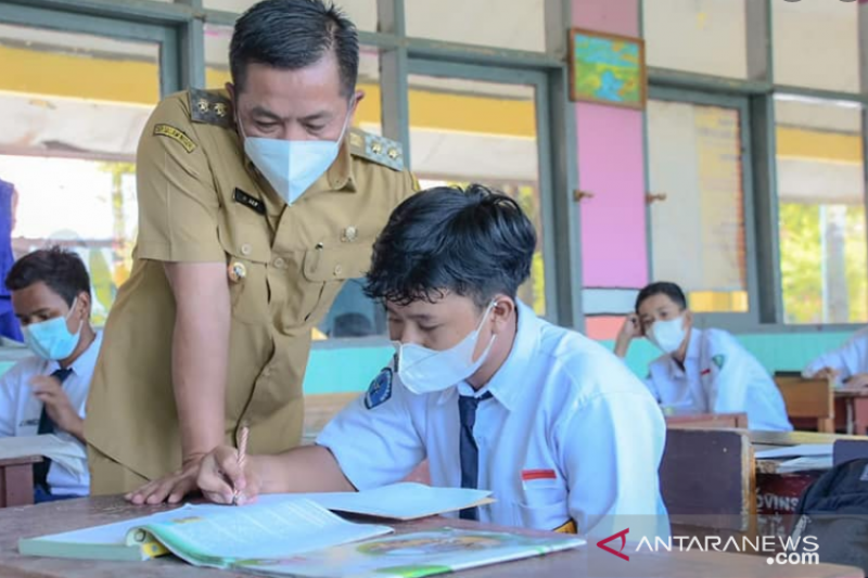 Wakil Bupati Karawang minta guru hadir lebih awal selama PTM