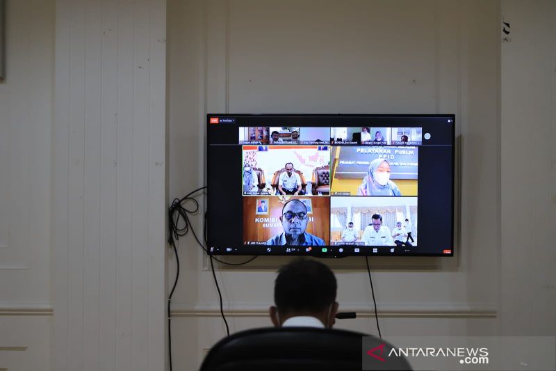 Karena ini, keterbukaan informasi publik dijadikan sebagai prioritas, kata Bupati Pessel