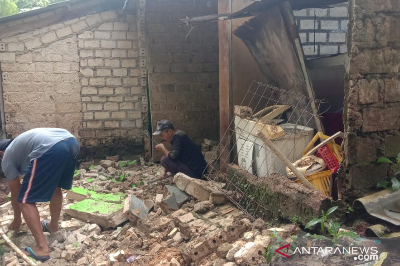 Bencana longsor dan angin kencang terjang dua kecamatan di Sukabumi