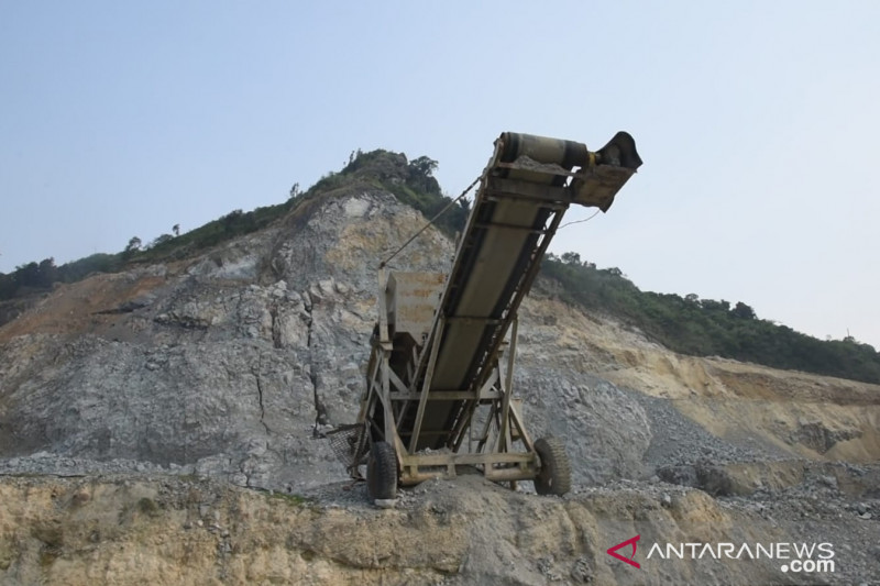 Gunung Sindanggeulis Purwakarta terbelah akibat penambangan