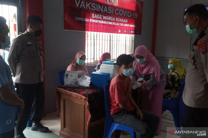Seluruh warga binaan Lapas IIB Lubukbasung Agam divaksinasi