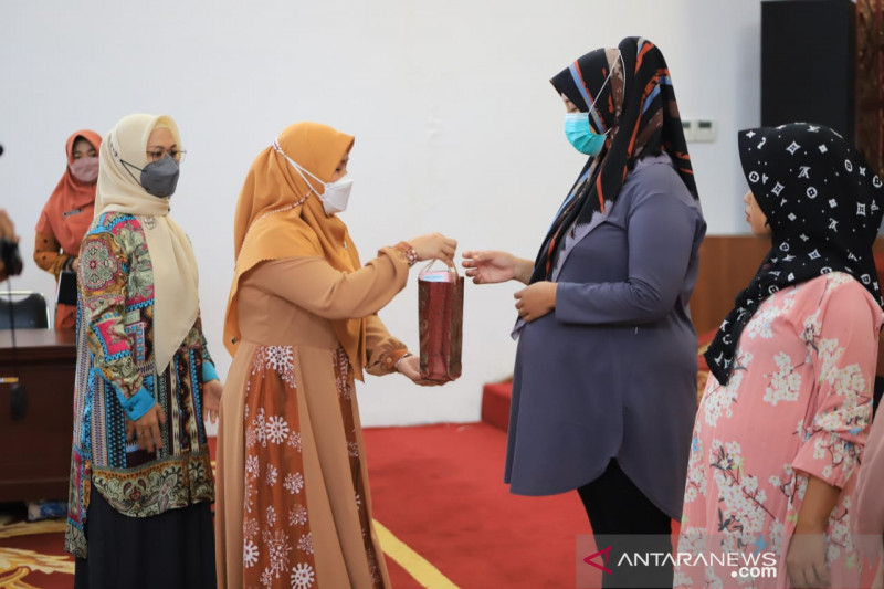 Vaksinasi bagi ibu hamil aman, tidak perlu takut divaksin, kata Ketua GOW Pesisir Selatan