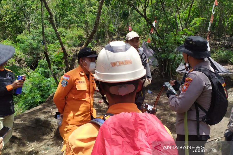 Personel Brimob Polda Jabar ikut cari pendaki yang hilang di Gunung Guntur