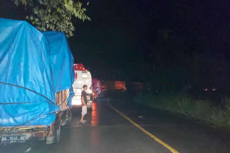 Jalinsum Padang-Solok lumpuh total akibat longsor, antrian "mengular" kedua arah