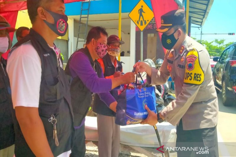 Polres Pekalongan Kota bagikan sembako kepada warga terdampak COVID-19