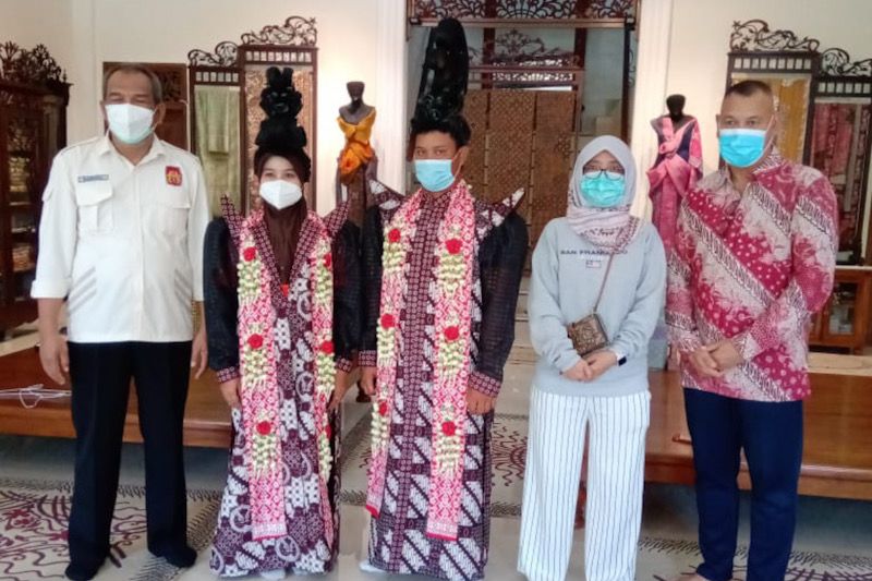 Afif Syakur merancang kostum defile PON Kontingen DIY dalam sepekan
