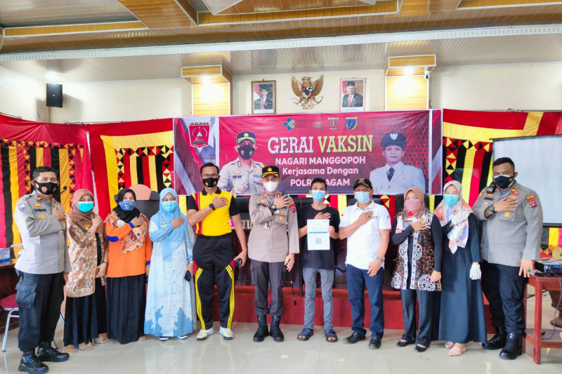 Nagari Manggopoh-Polres Agam gelar gerai vaksin cegah COVID-19