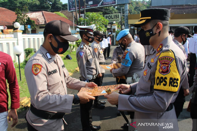 Kapolres Sukabumi Kota berikan penghargaan kepada 28 polisi berprestasi