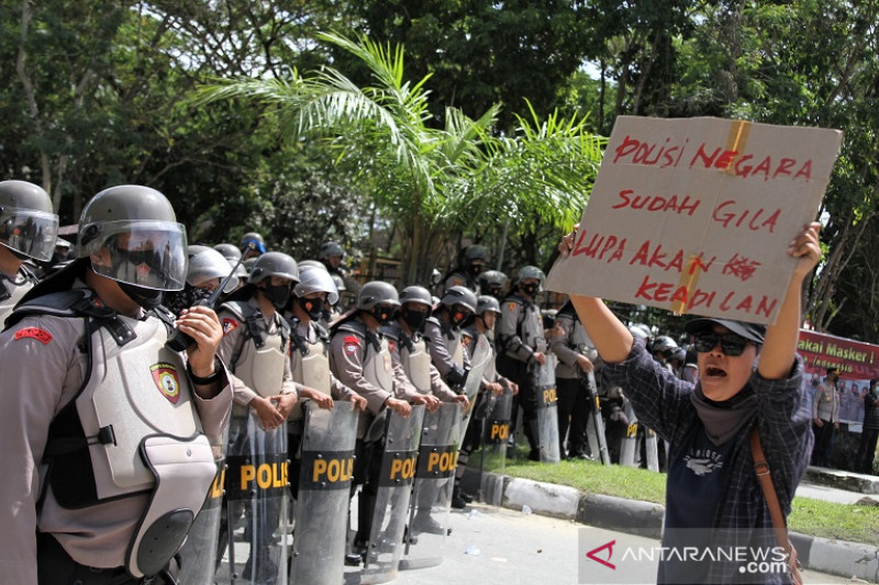 BENTROK MAHASISWA DENGAN KEPOLISIAN DI KENDARI