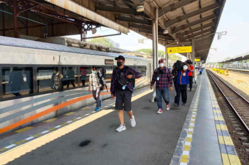Kecepatan kereta yang lintasi Cirebon tembus 120 Km per jam